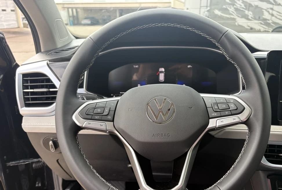 Volkswagen Taos SE FWD 2026 — side view