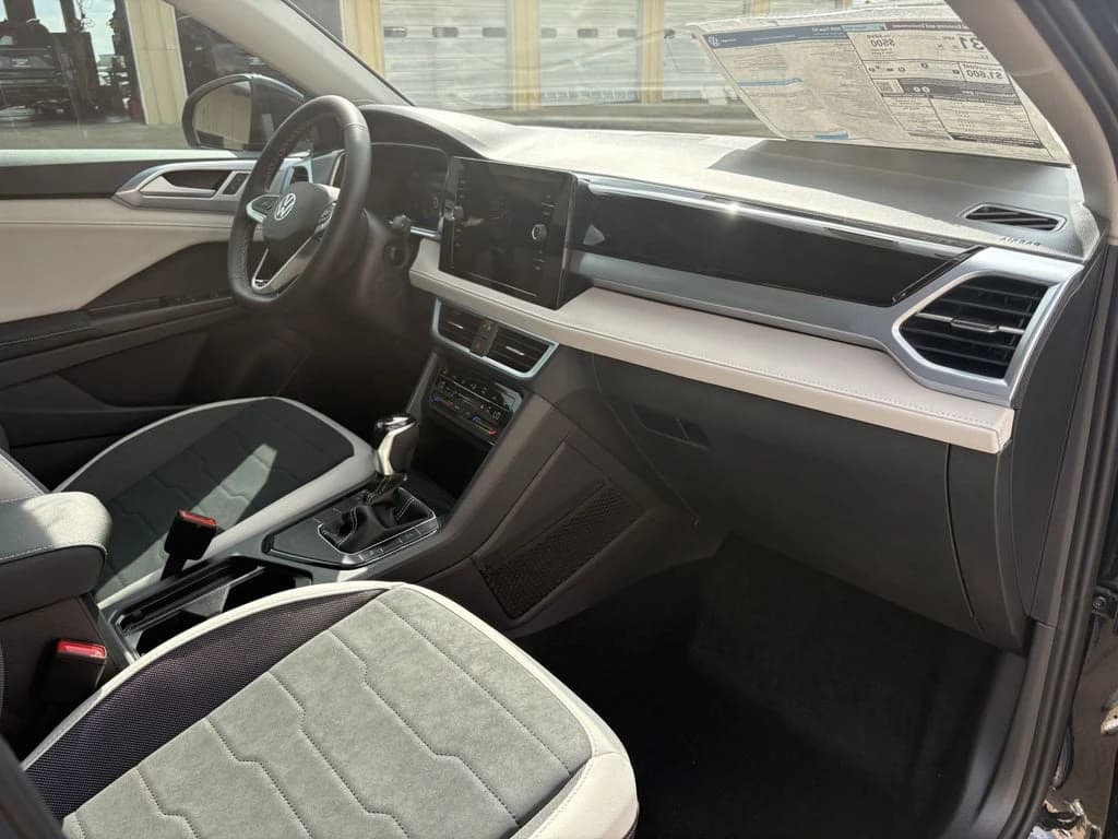 Volkswagen Taos SE FWD 2026 — side view