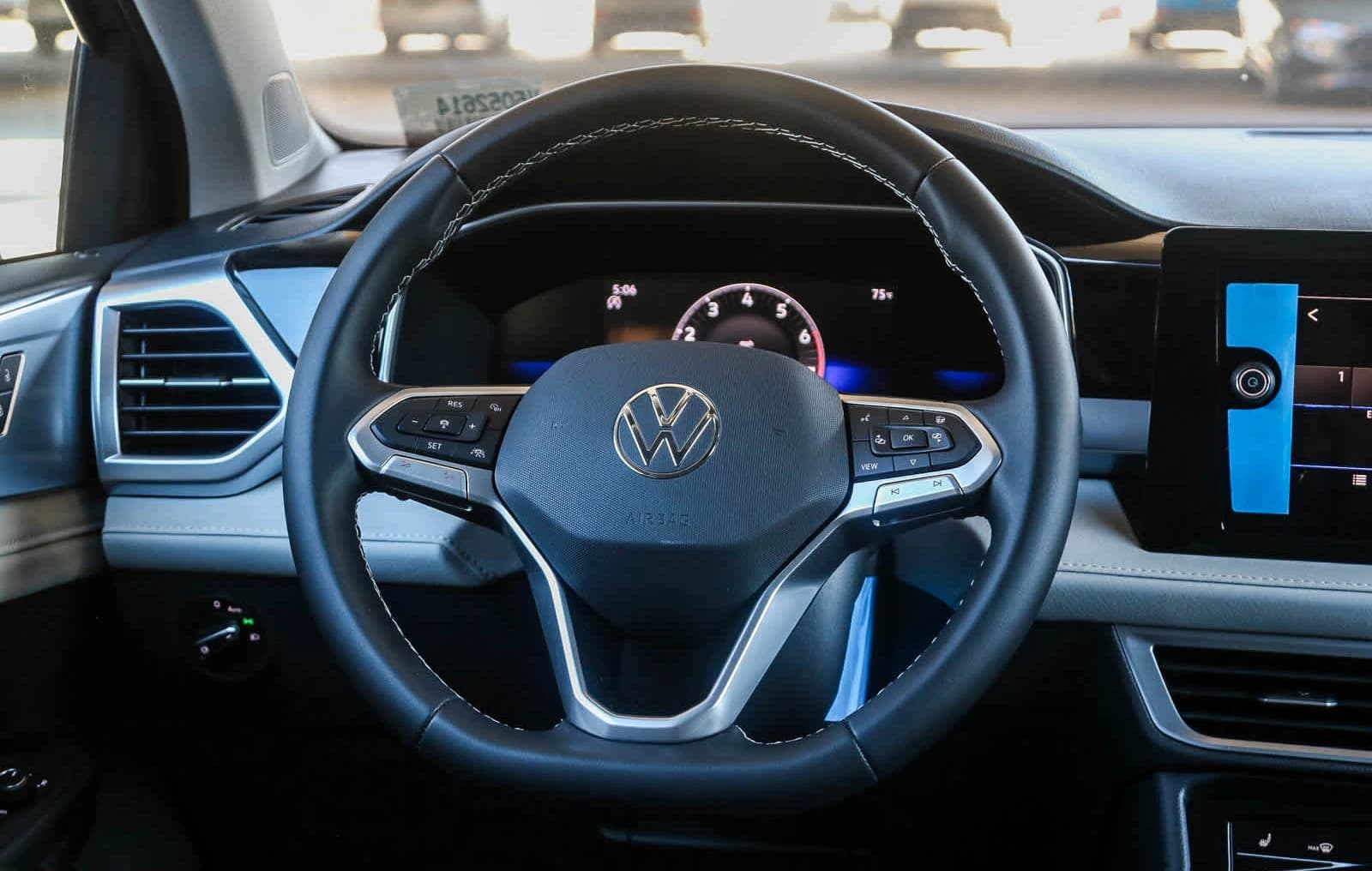 Volkswagen Taos SE FWD 2025 — side view