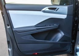 Volkswagen Taos SE FWD 2025 — side view