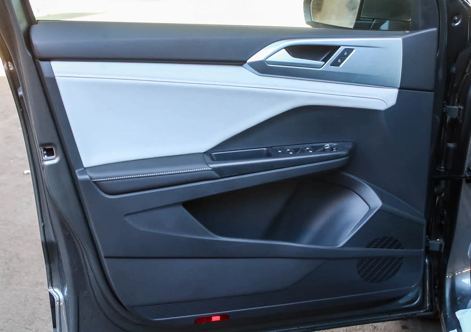 Volkswagen Taos SE FWD 2025 — side view