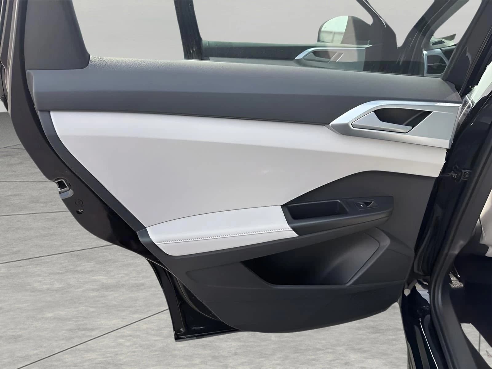 Volkswagen Taos SE FWD 2026 — side view