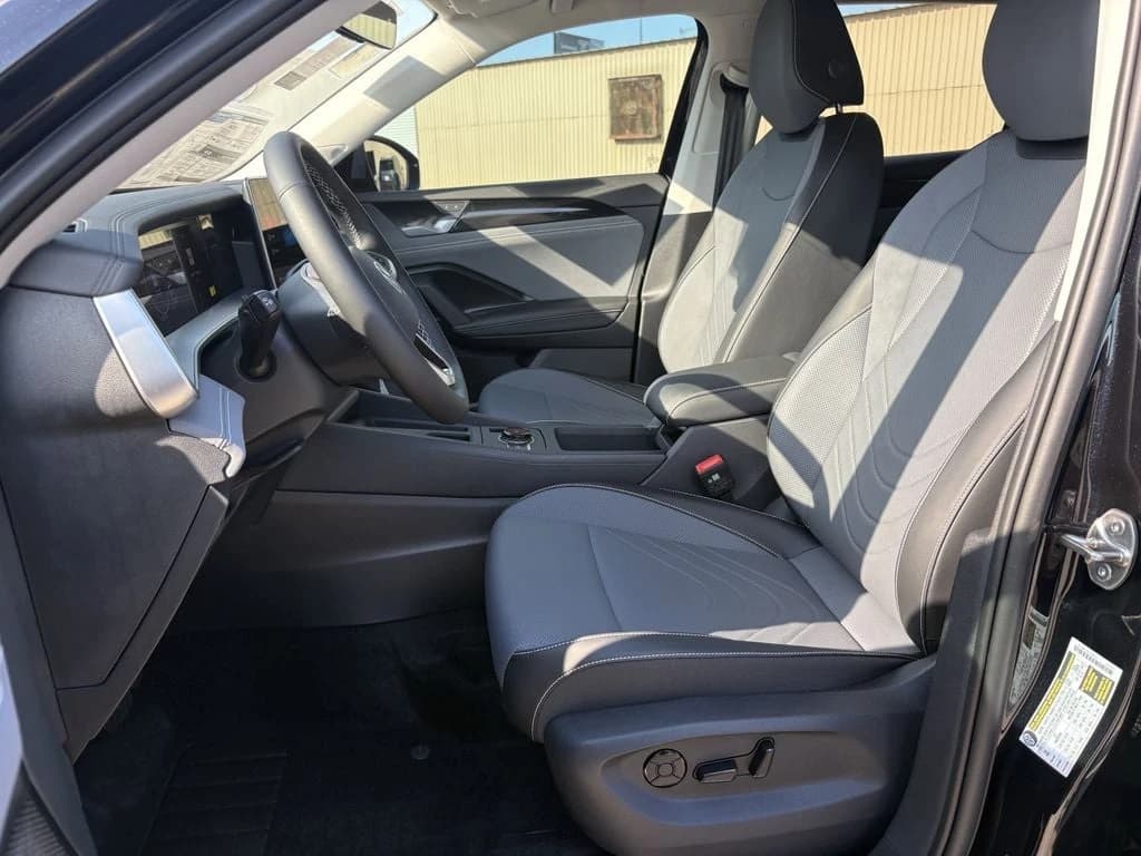Volkswagen Tiguan SE FWD 2026 — side view