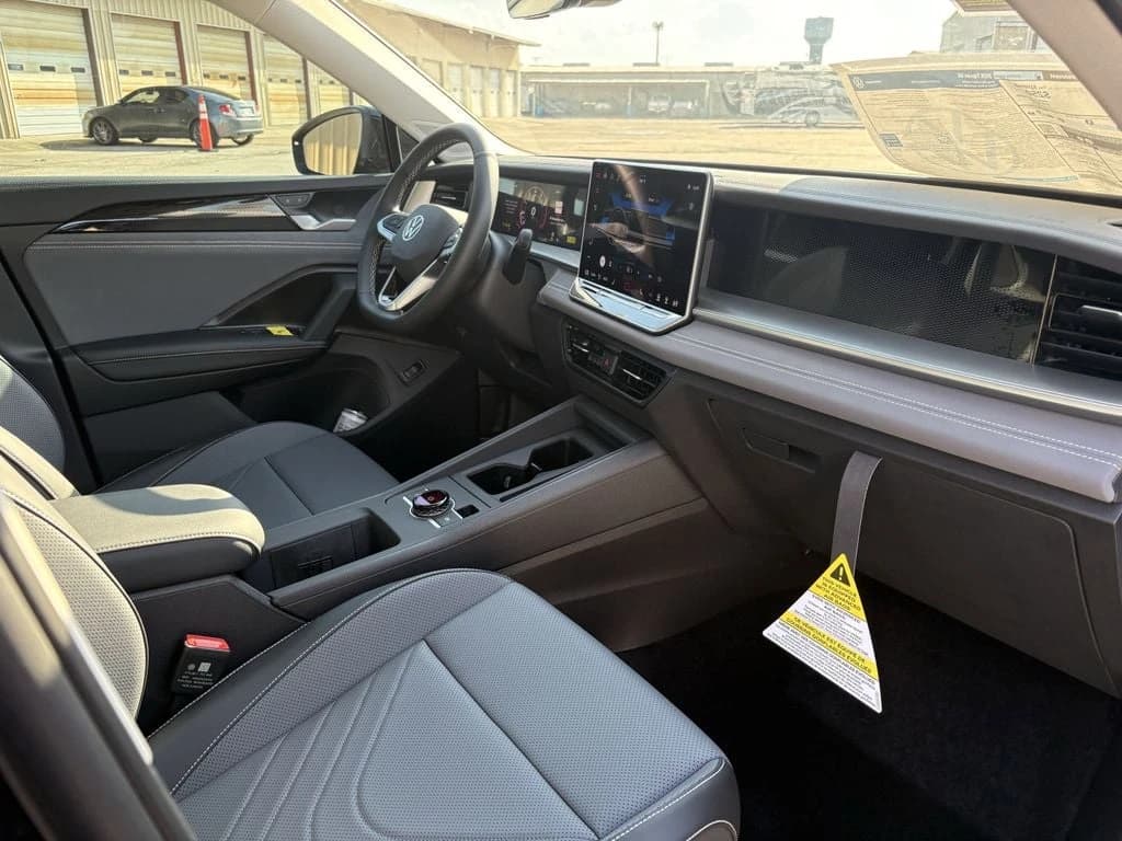 Volkswagen Tiguan SE FWD 2026 — side view
