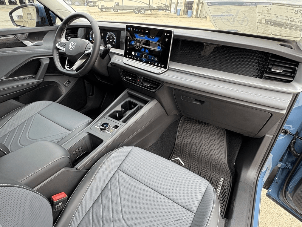 Volkswagen Tiguan SE 2.0T FWD 2025 — side view