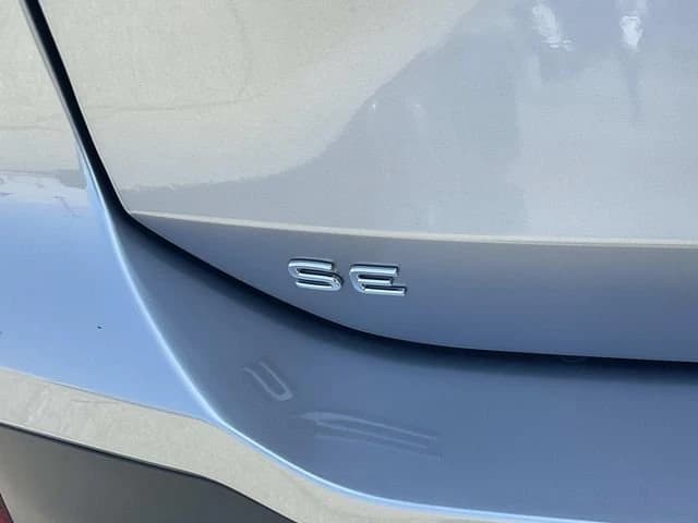 Volkswagen Tiguan SE 2.0T FWD 2026 — side view
