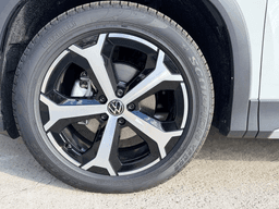 Volkswagen Tiguan SE 2.0T FWD 2026 — side view
