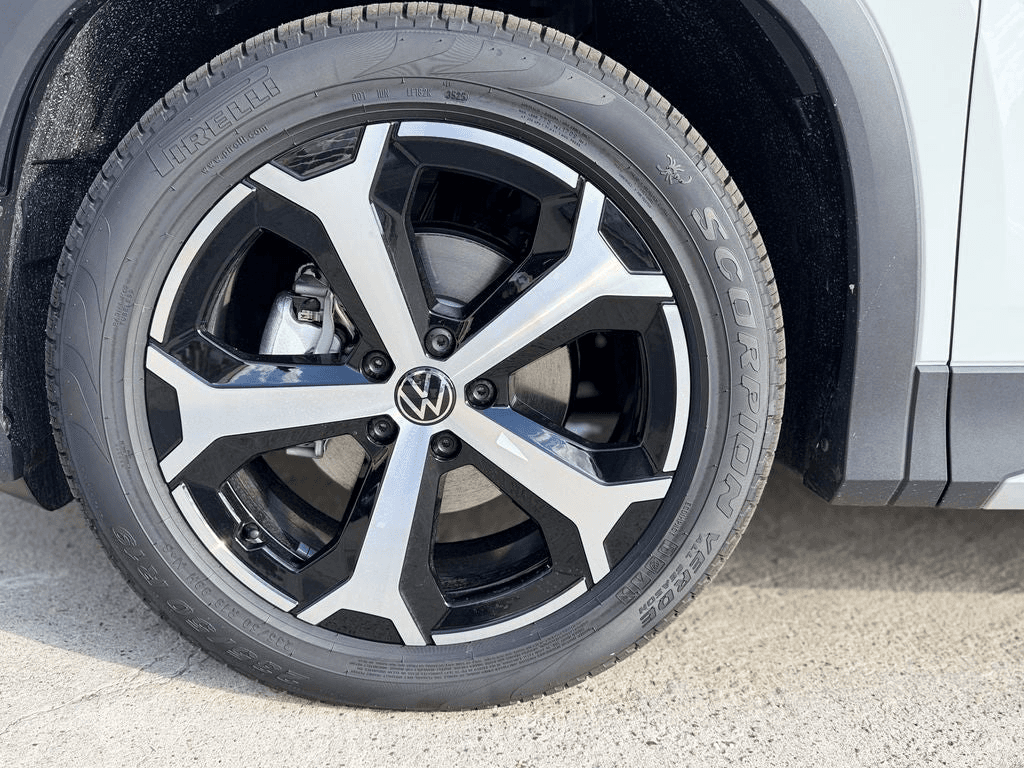 Volkswagen Tiguan SE 2.0T FWD 2026 — side view