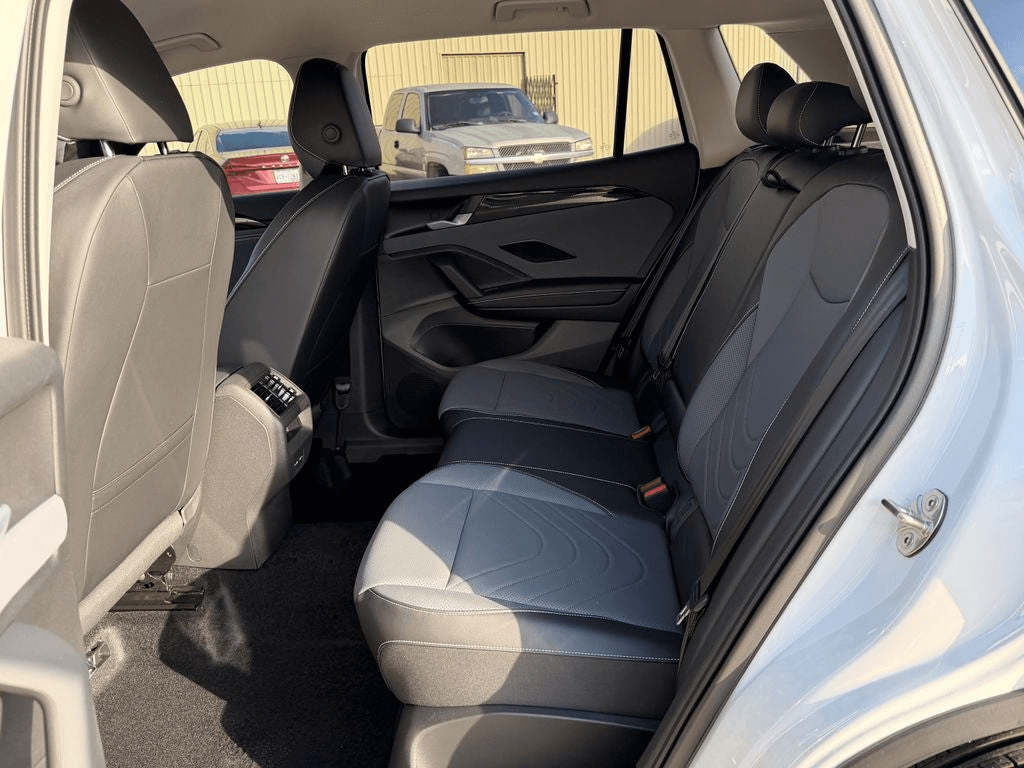 Volkswagen Tiguan SE 2.0T FWD 2026 — side view