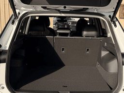 Volkswagen Tiguan SE 2.0T FWD 2026 — side view