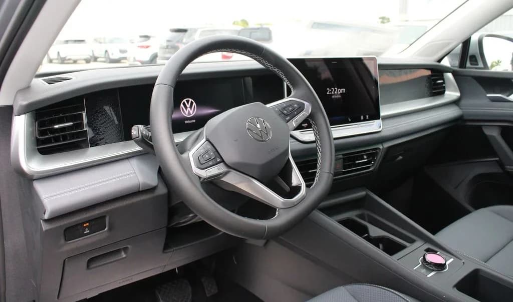 Volkswagen Tiguan SE FWD 2026 — side view