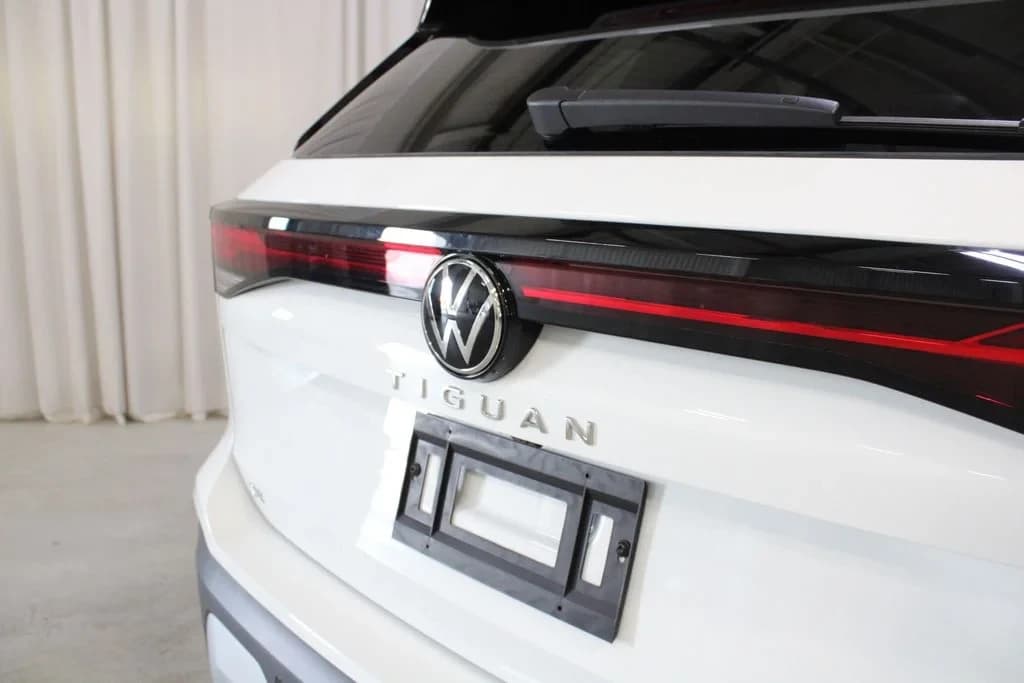 Volkswagen Tiguan SE FWD 2026 — side view