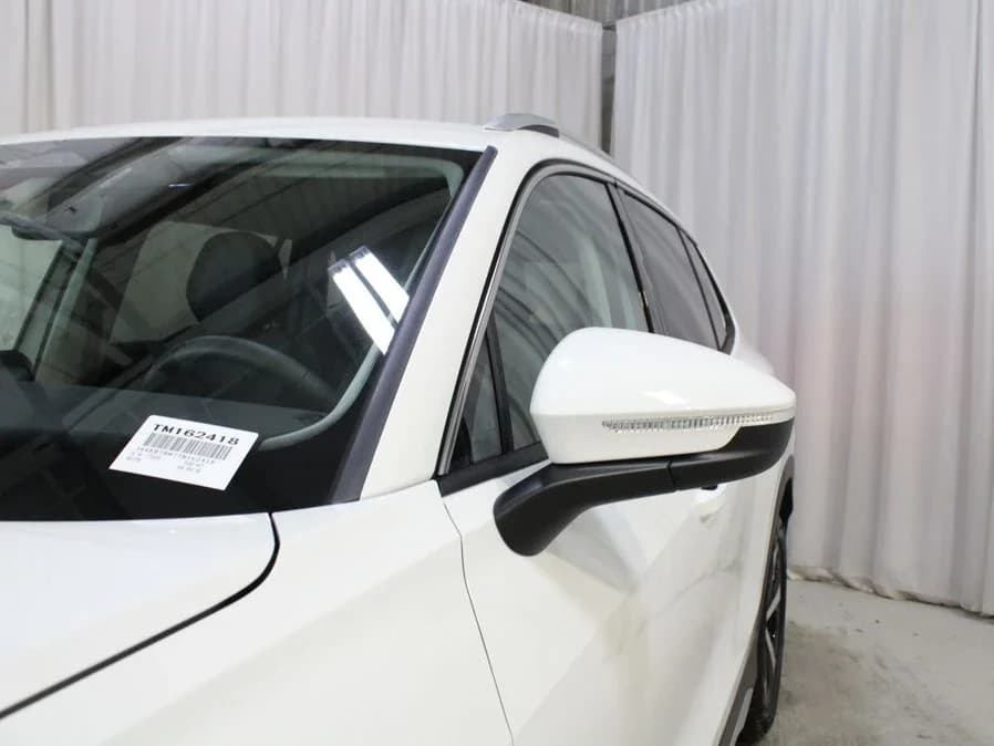 Volkswagen Tiguan SE FWD 2026 — side view