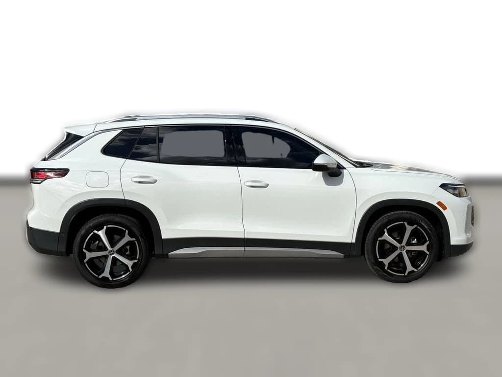 Volkswagen Tiguan SE 2.0T FWD 2026 — side view