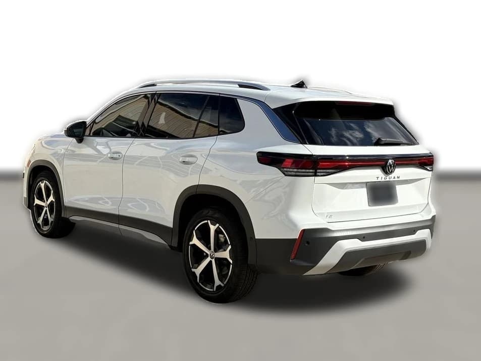 Volkswagen Tiguan SE 2.0T FWD 2026 — side view