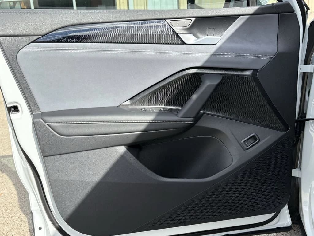 Volkswagen Tiguan SE 2.0T FWD 2026 — side view