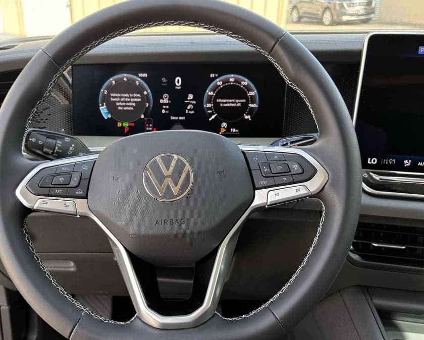 Volkswagen Tiguan SE 2.0T FWD 2026 — side view