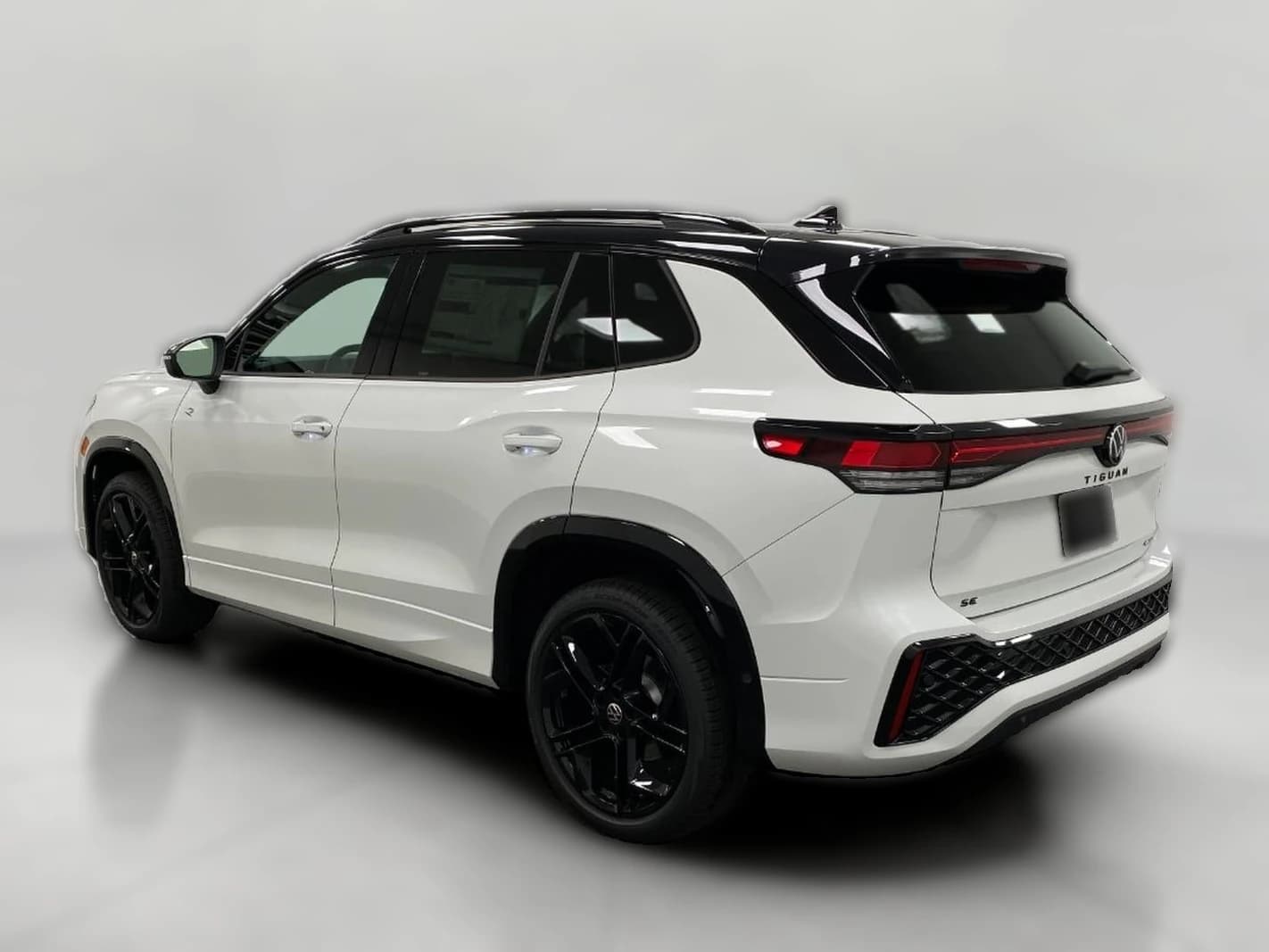 Volkswagen Tiguan SE R-Line Black 4MOTION 2026 — side view