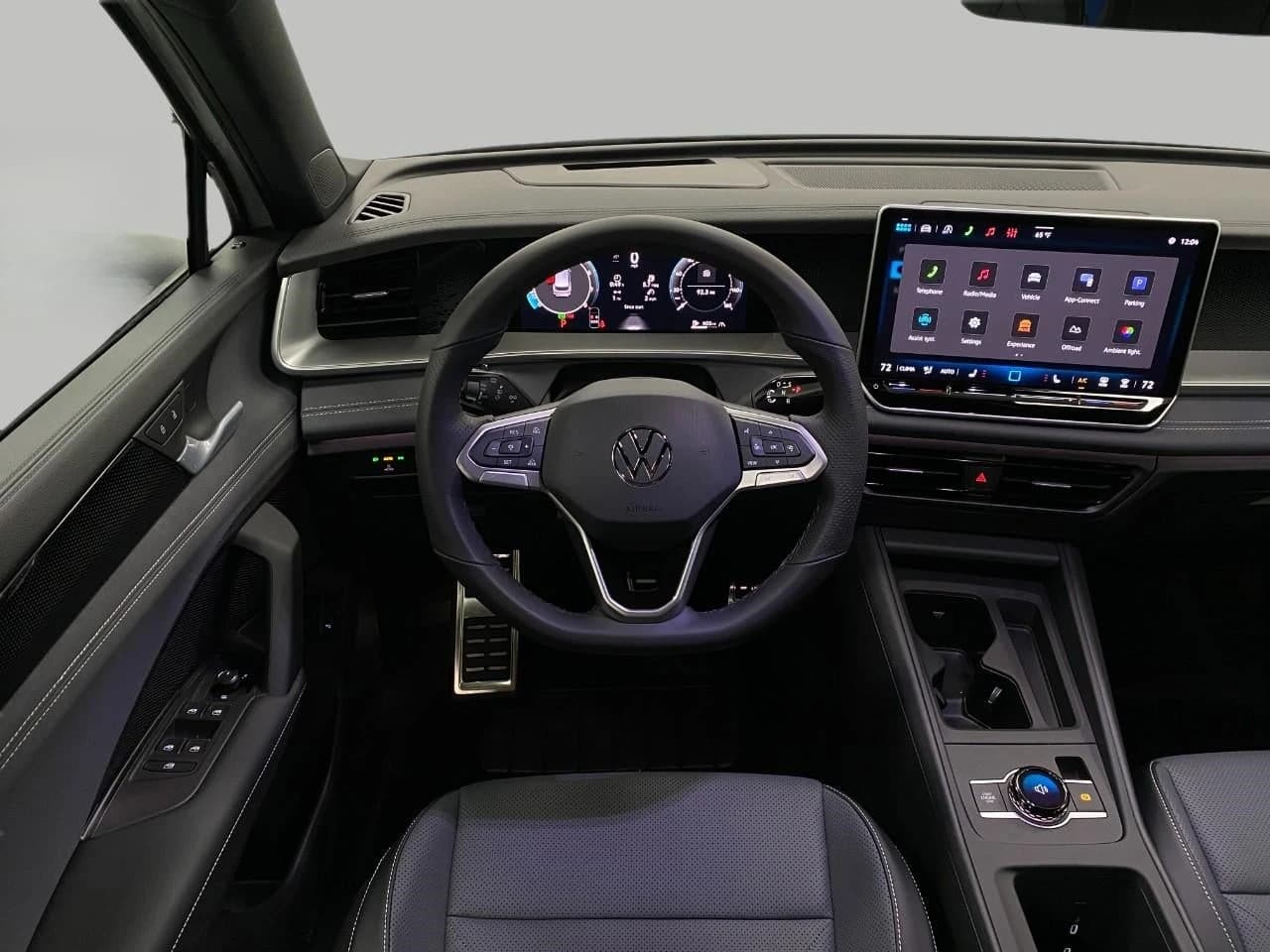 Volkswagen Tiguan SE R-Line Black 4MOTION 2026 — side view