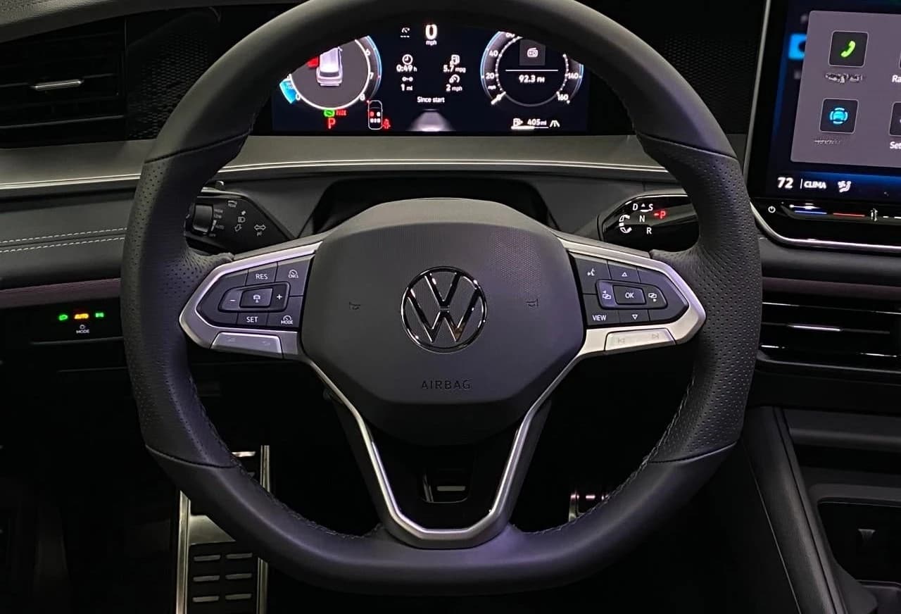 Volkswagen Tiguan SE R-Line Black 4MOTION 2026 — side view