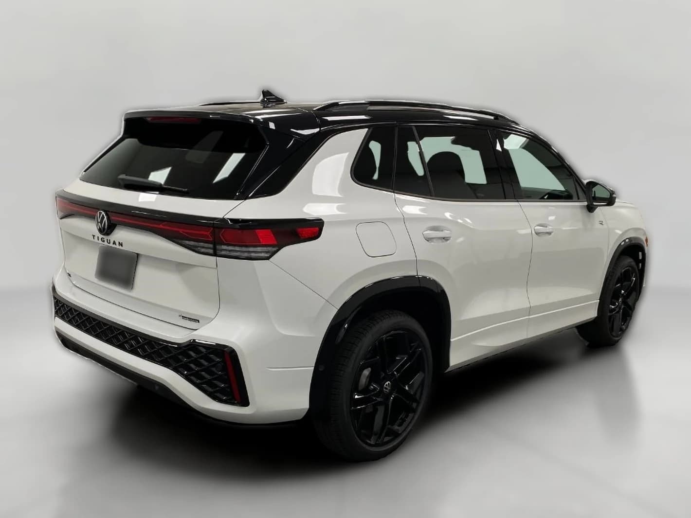 Volkswagen Tiguan SE R-Line Black 4MOTION 2026 — side view