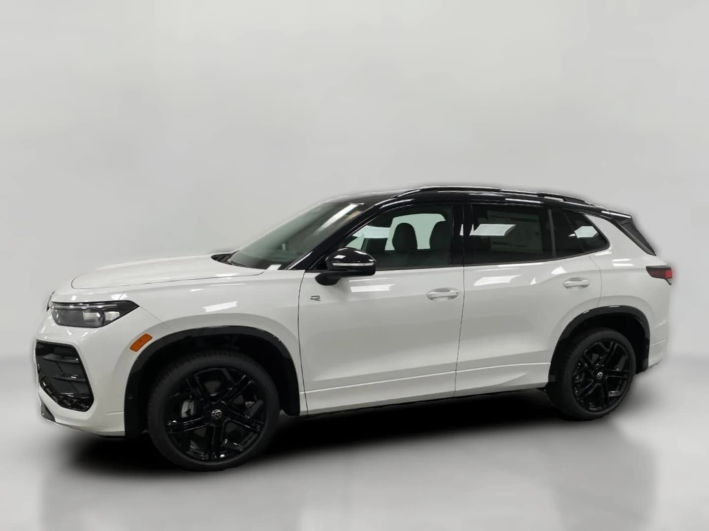 Volkswagen Tiguan SE R-Line Black 4MOTION 2026 — side view