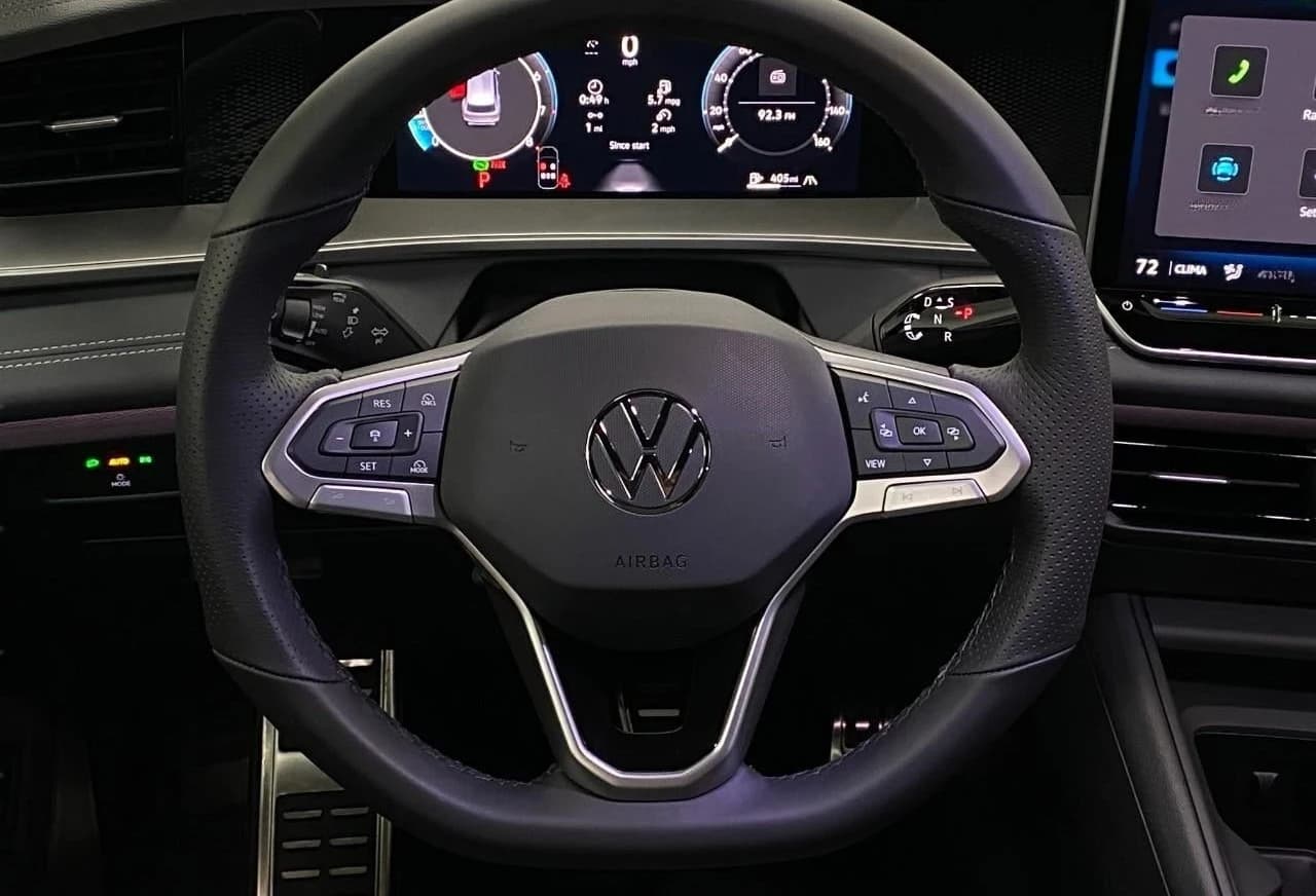Volkswagen Tiguan SE R-Line Black 4MOTION 2026 — side view