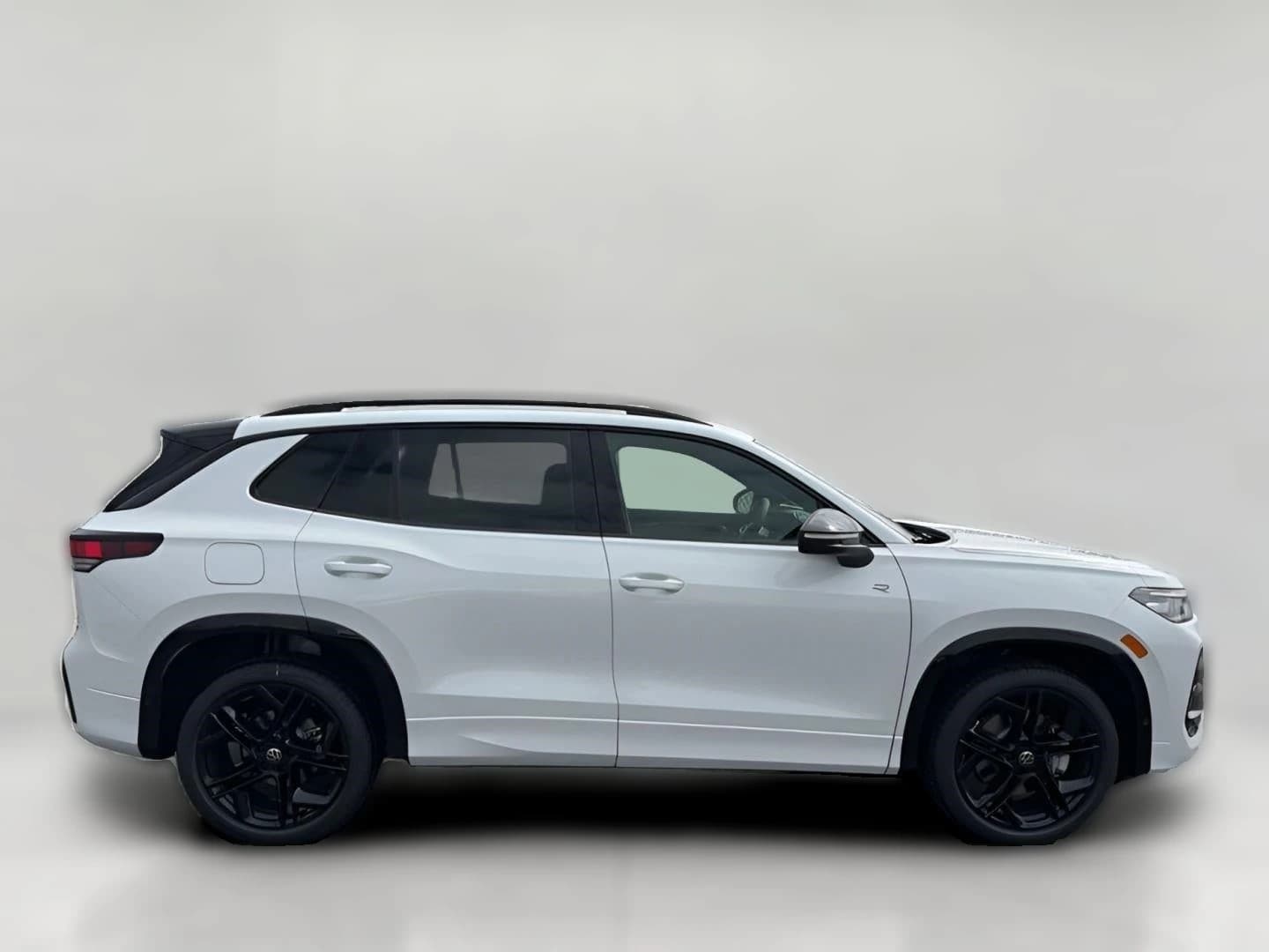 Volkswagen Tiguan SE R-Line Black 4MOTION 2026 — side view