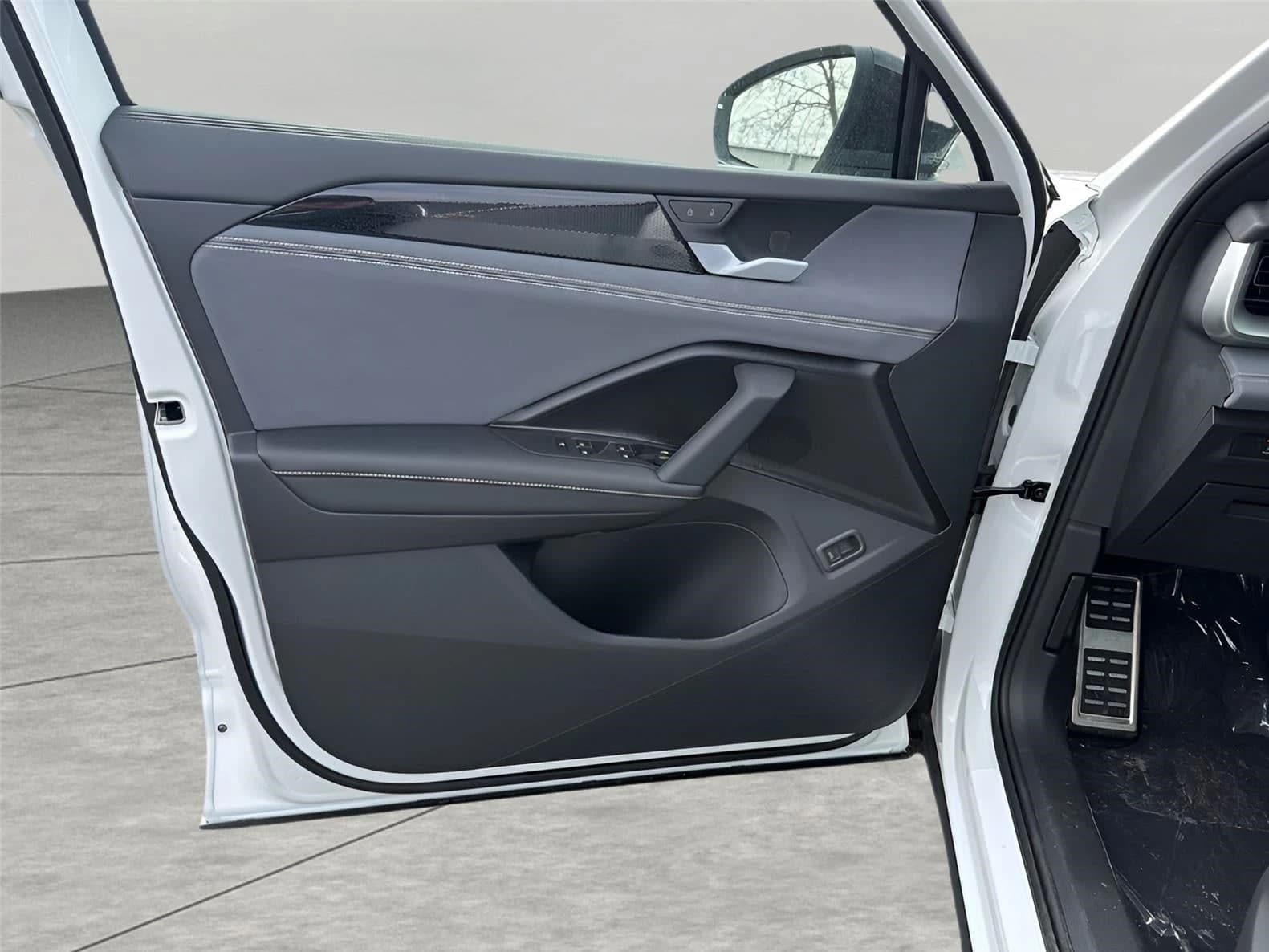 Volkswagen Tiguan SE R-Line Black 4MOTION 2026 — side view