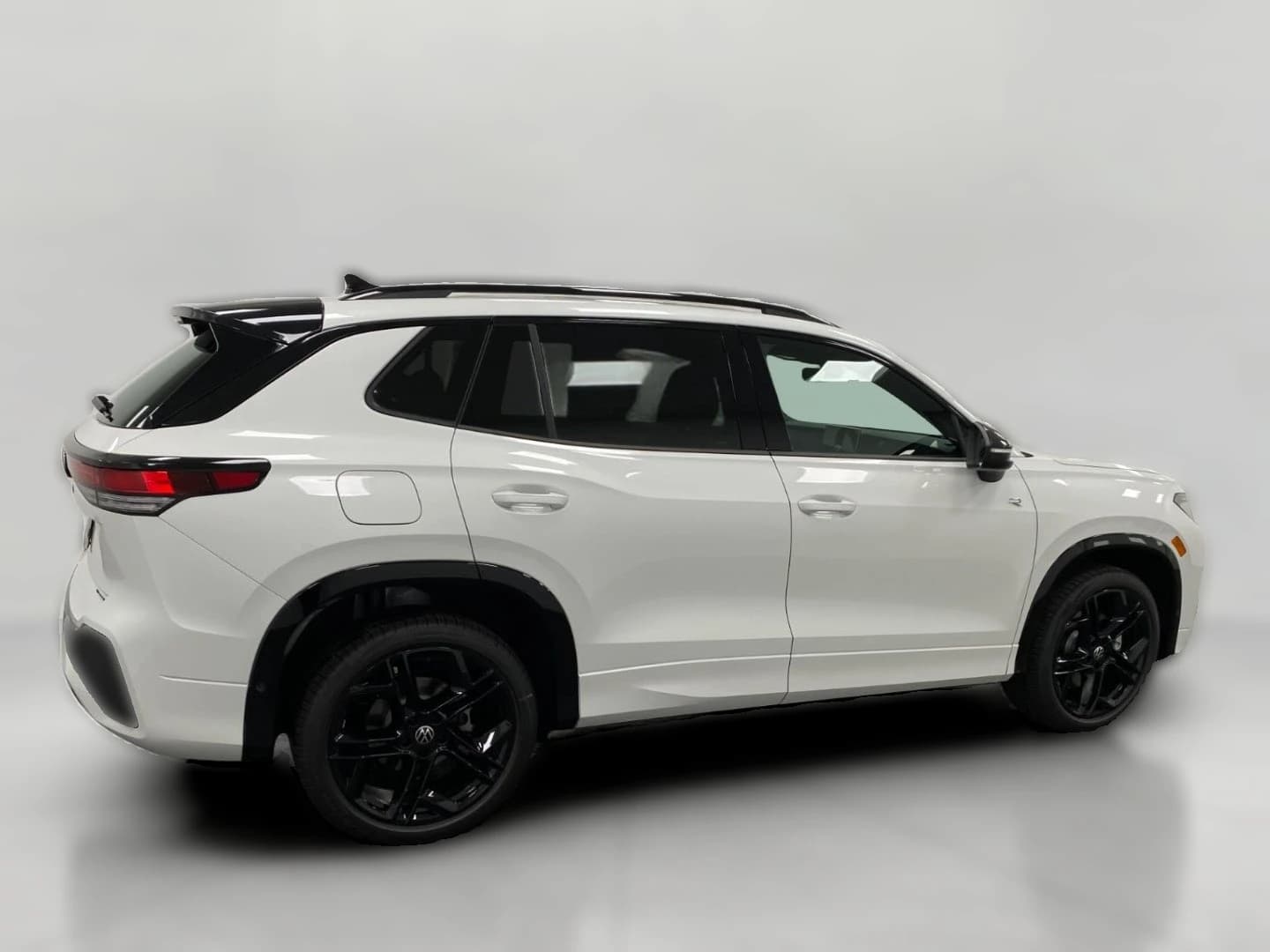 Volkswagen Tiguan SE R-Line Black 4MOTION 2026 — side view