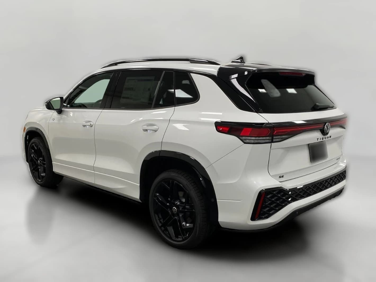 Volkswagen Tiguan SE R-Line Black 4MOTION 2026 — side view