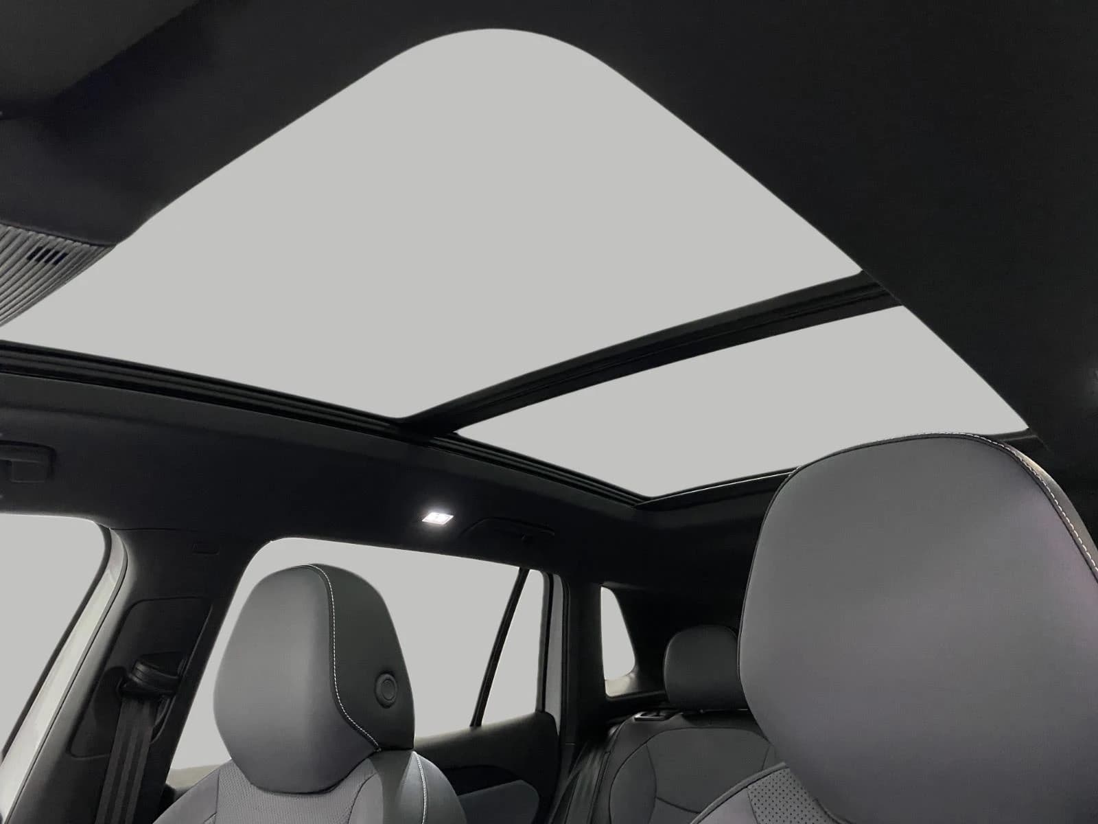 Volkswagen Tiguan SE R-Line Black 4MOTION 2026 — side view