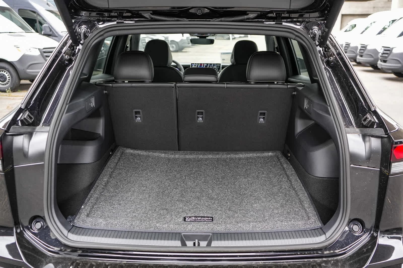 Volkswagen Tiguan SE R-Line Black 4MOTION 2026 — side view