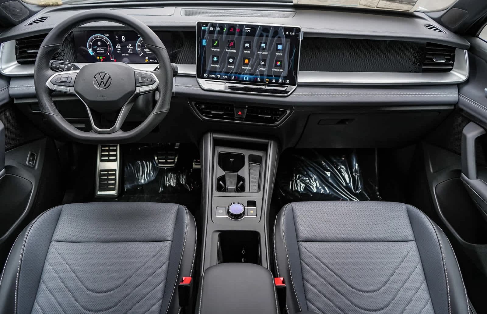 Volkswagen Tiguan SE R-Line Black 4MOTION 2026 — side view