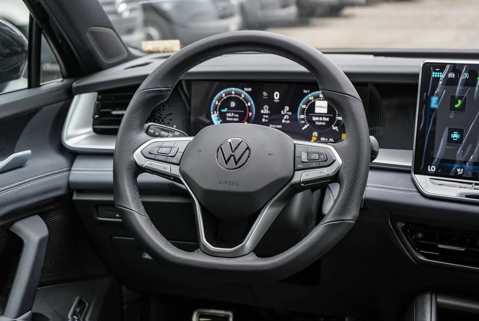 Volkswagen Tiguan SE R-Line Black 4MOTION 2026 — side view