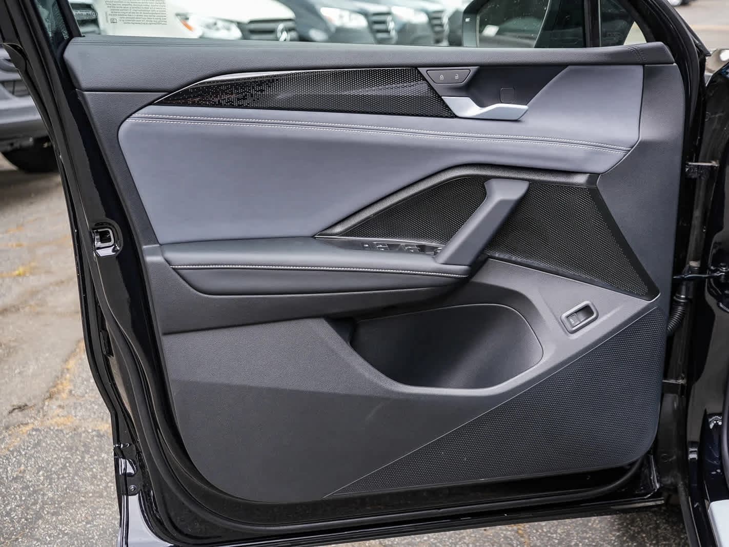 Volkswagen Tiguan SE R-Line Black 4MOTION 2026 — side view