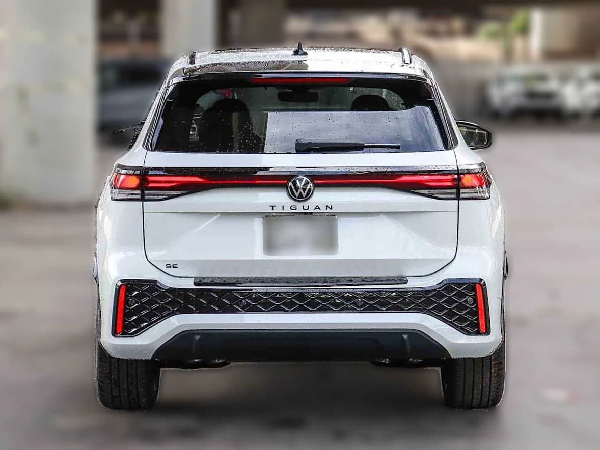 Volkswagen Tiguan SE R-Line Black 2.0T FWD 2026 — side view