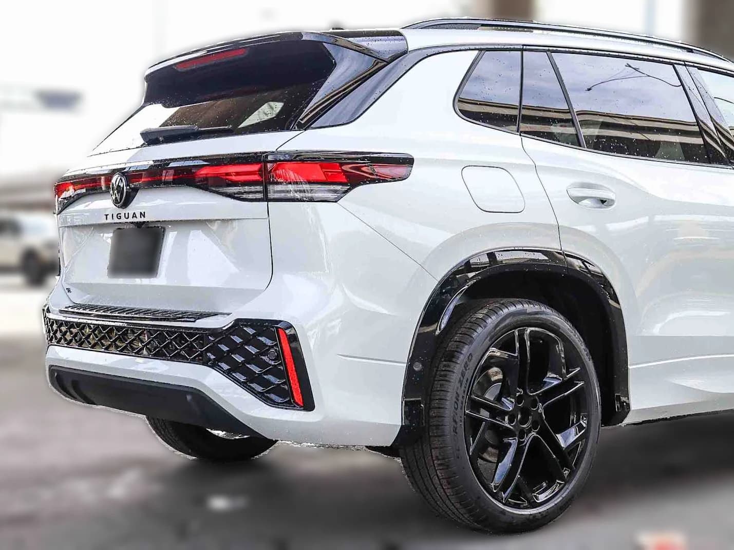 Volkswagen Tiguan SE R-Line Black 2.0T FWD 2026 — side view