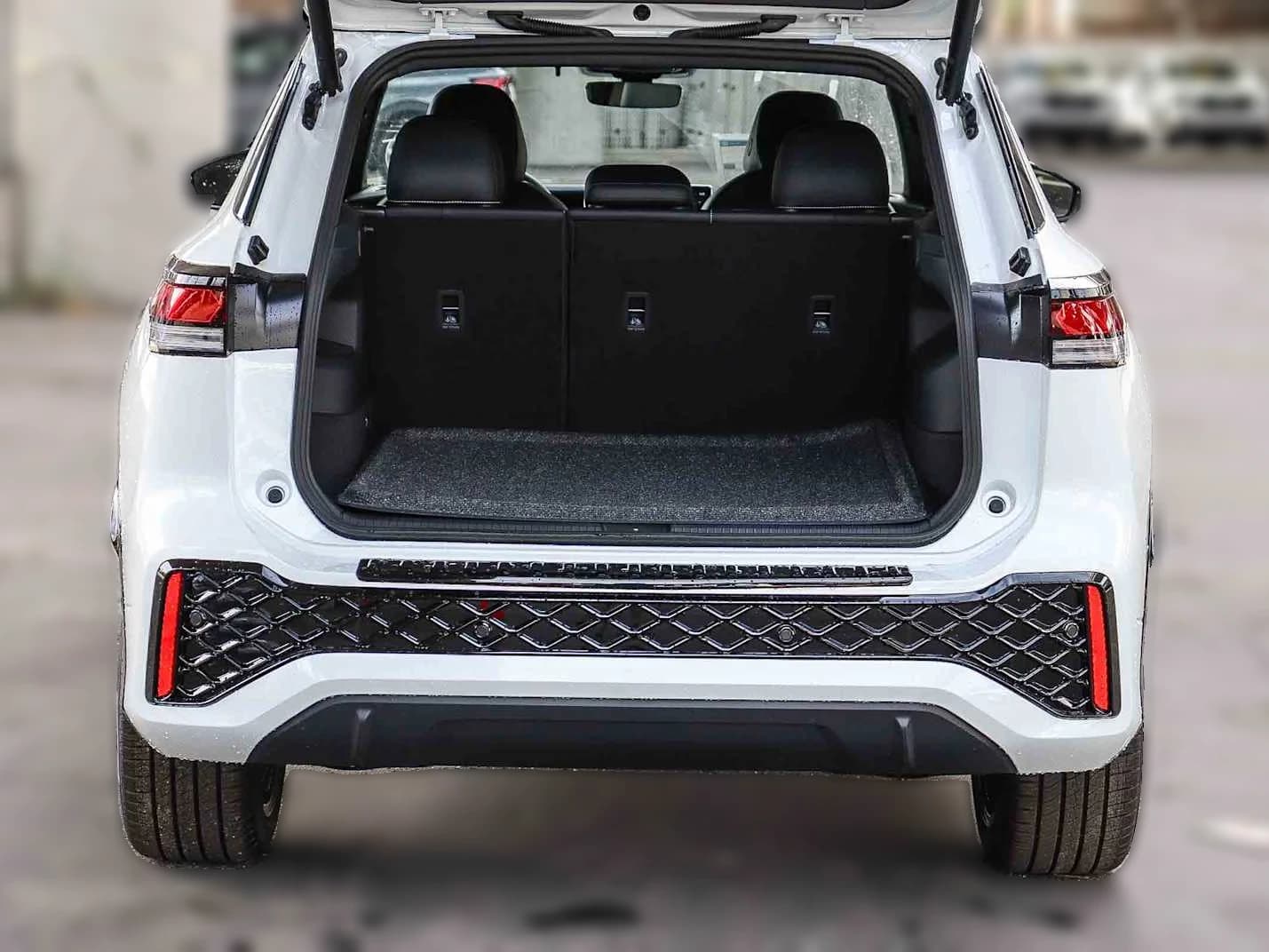 Volkswagen Tiguan SE R-Line Black 2.0T FWD 2026 — side view