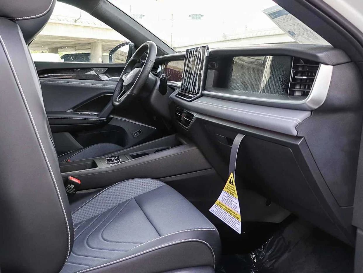 Volkswagen Tiguan SE R-Line Black 2.0T FWD 2026 — side view