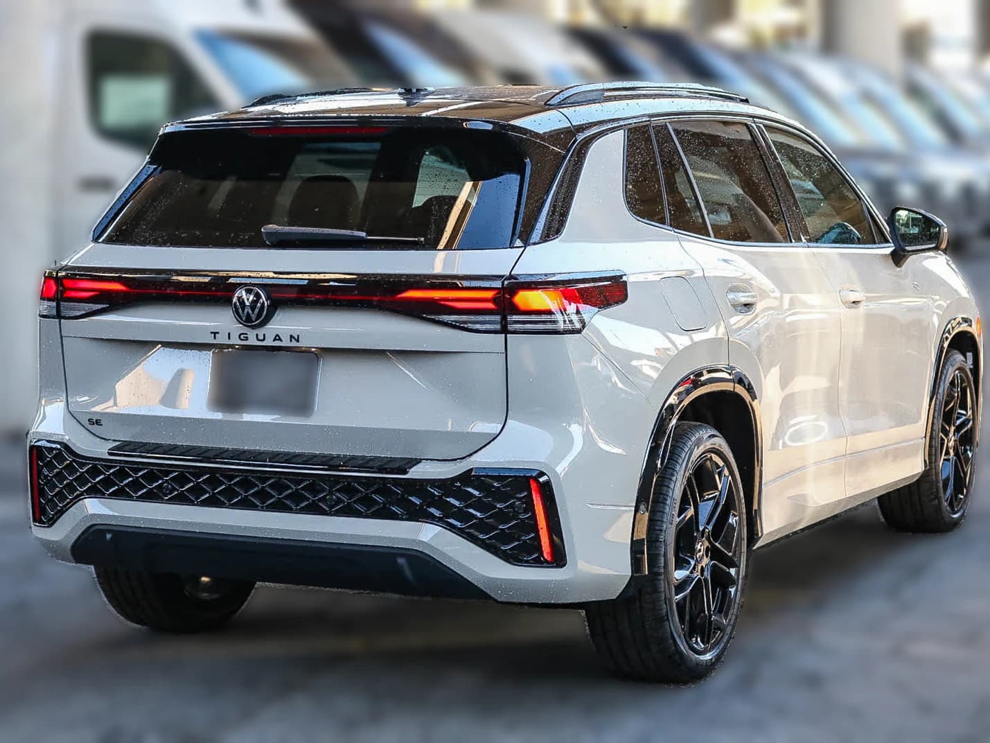 Volkswagen Tiguan SE R-Line Black FWD 2026 — side view