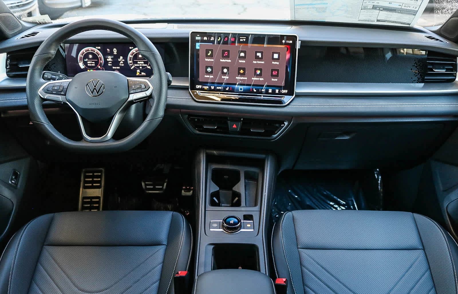 Volkswagen Tiguan SE R-Line Black FWD 2026 — side view