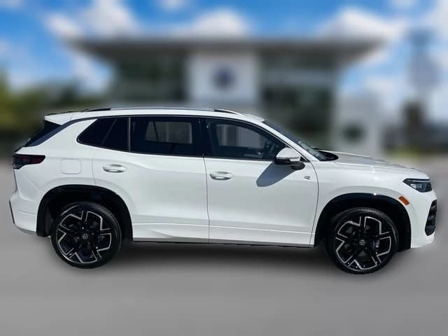 Volkswagen Tiguan SE R-Line Black FWD 2026 — side view