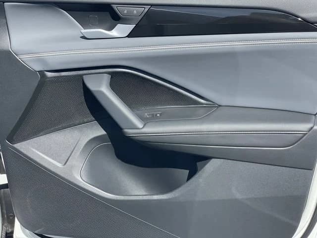 Volkswagen Tiguan SE R-Line Black FWD 2026 — side view