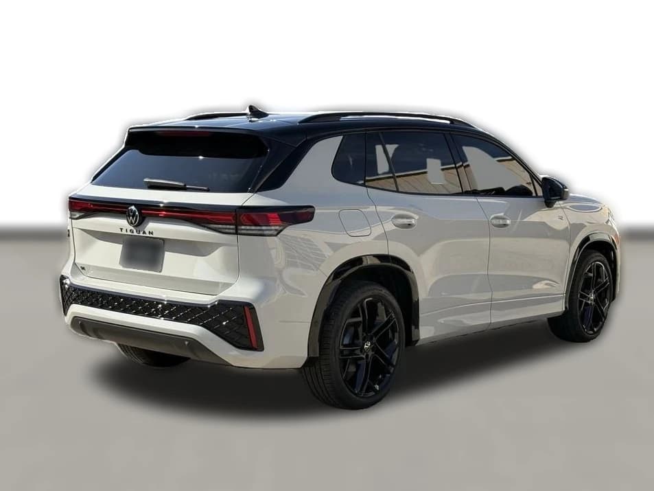 Volkswagen Tiguan SE R-Line Black 2.0T FWD 2026 — side view