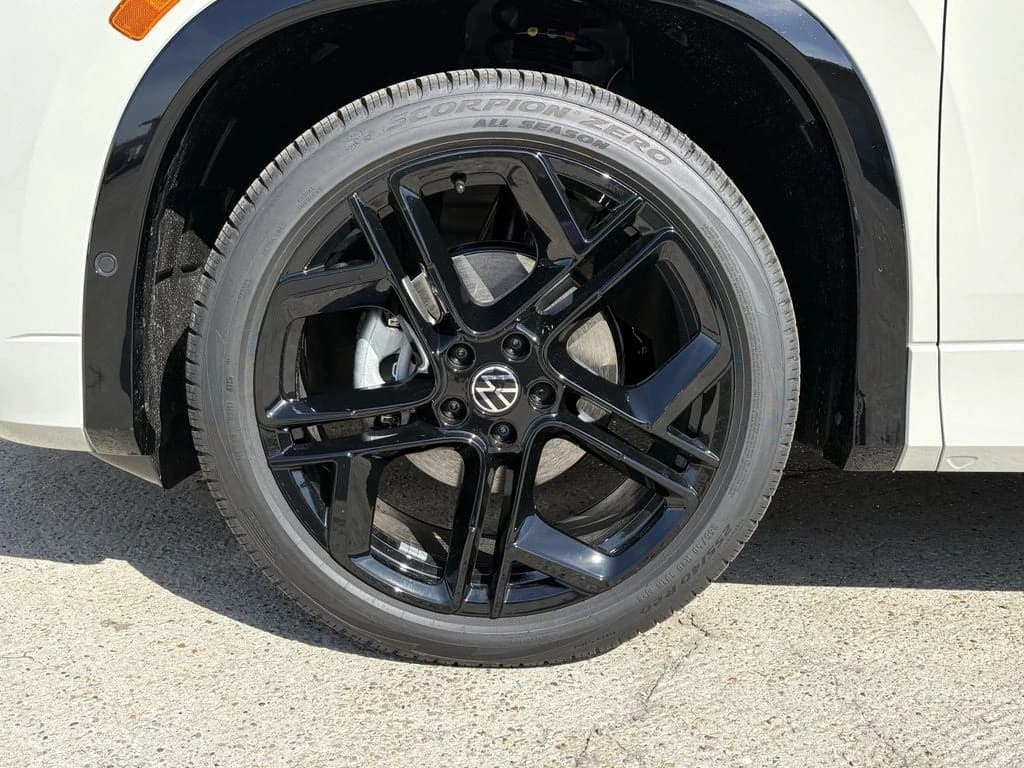 Volkswagen Tiguan SE R-Line Black 2.0T FWD 2026 — side view