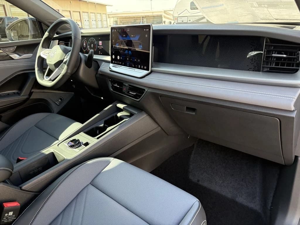 Volkswagen Tiguan SE R-Line Black 2.0T FWD 2026 — side view
