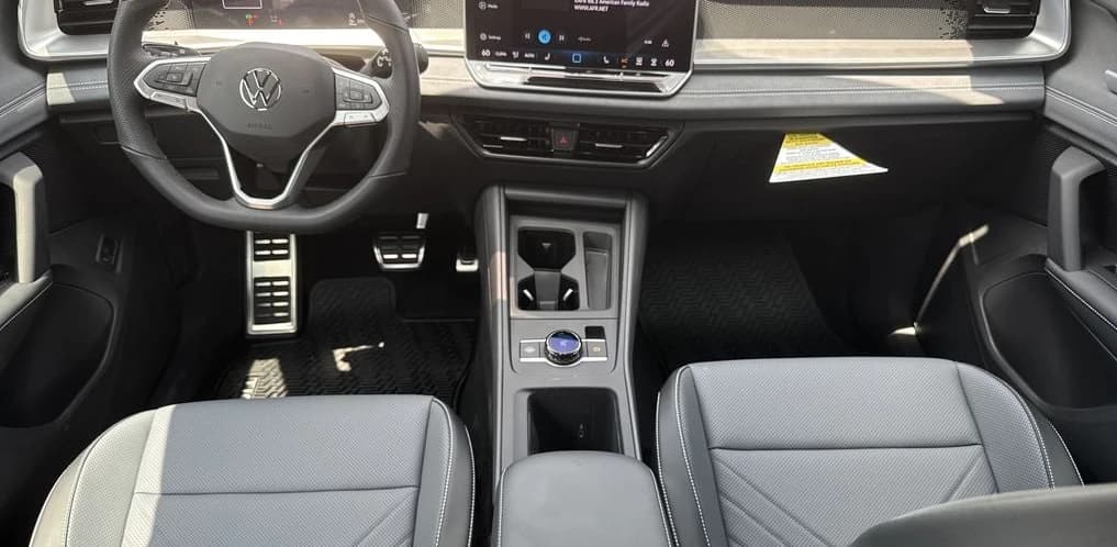 Volkswagen Tiguan SE R-Line Black FWD 2026 — side view