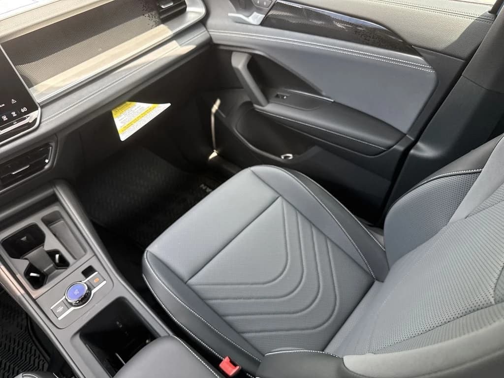 Volkswagen Tiguan SE R-Line Black FWD 2026 — side view