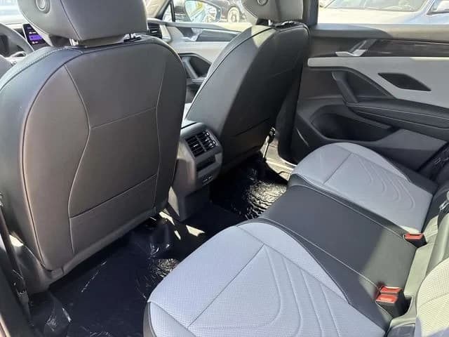Volkswagen Tiguan SE R-Line Black 2.0T FWD 2026 — side view